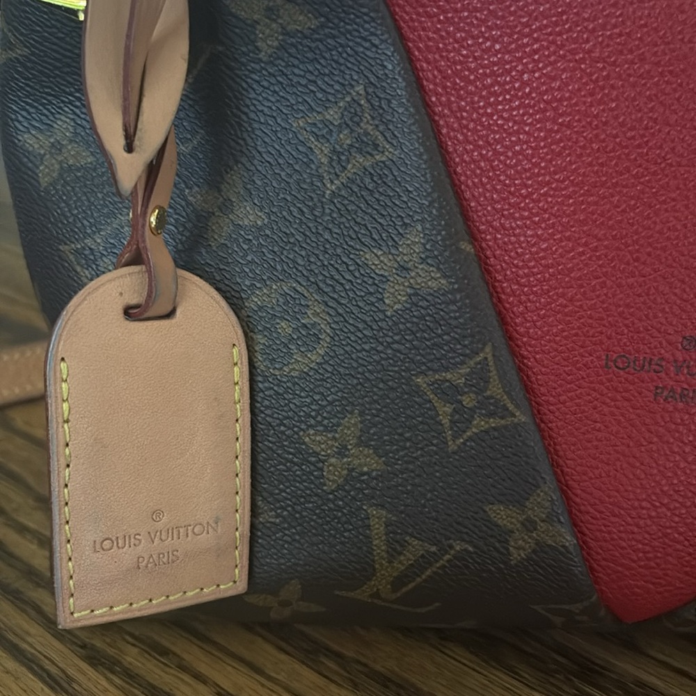 Louis Vuitton V Monogram - Picture 16 of 16